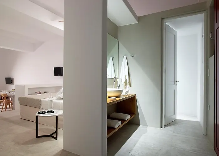 Unique Milos Поллония